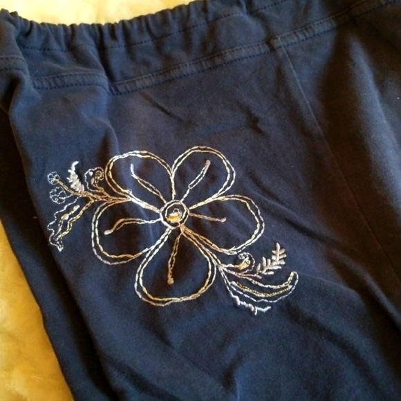 🐝Cutest jersey capri M🐝 - Picture 3 of 5
